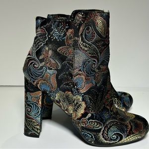 Bamboo Floral Embroidery, Boho Chic, Chunky  4"high heel, ankle boots  Size 10